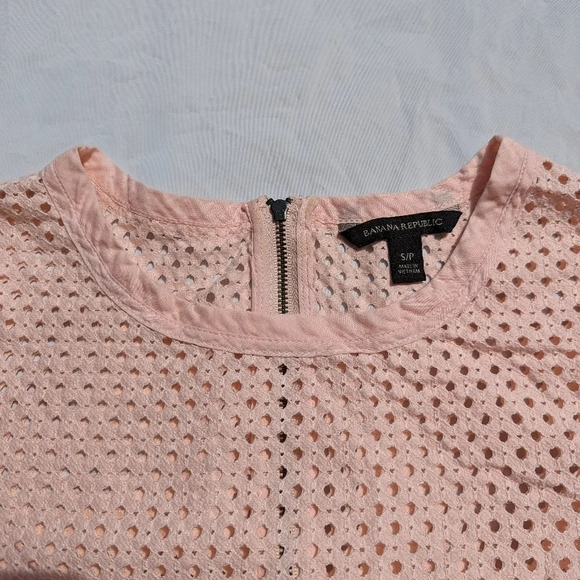 Banana Republic Embroidered Eyelet Pink Top T Shirt Woman's Small Barbie - Picture 7 of 9